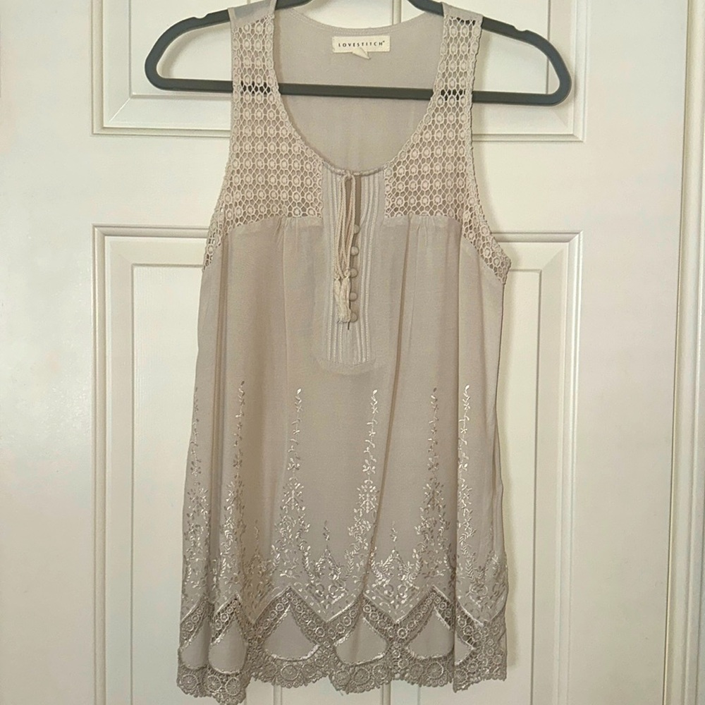 LOVE STITCH Crème Top with lace detail